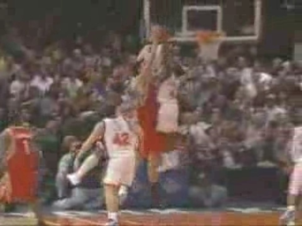Nate Robinson blocks Yao Ming shot