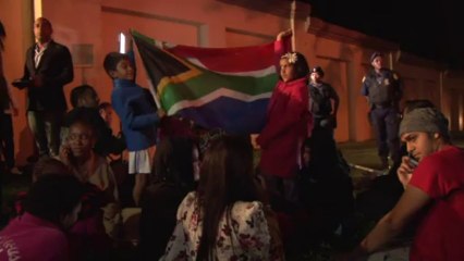Rassemblement devant la maison de Nelson Mandela à Johannesburg