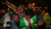 Larmes, chants et danses devant la maison de Mandela