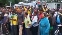 Recueillement et chants devant la maison de Mandela