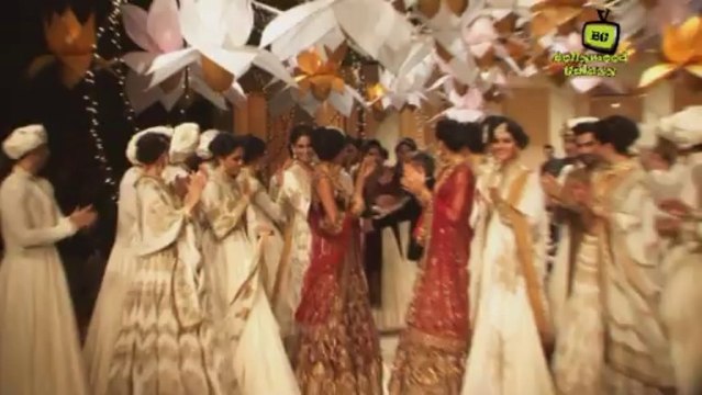Abhishek Bachchan walks for Rohit Bal at the IBFW Grand Finale