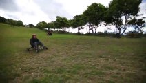 Karting sur l'herbe... Ils descendent une colline à fond!