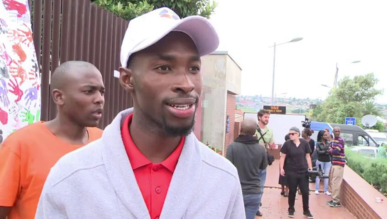 Chants et danses devant la maison de Mandela