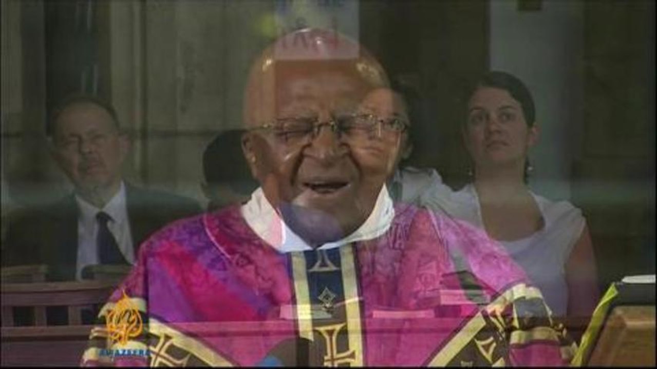 Desmond Tutu leads prayer for Mandela