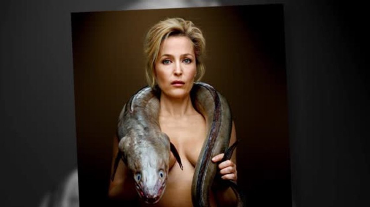 Gillian Anderson oben ohne mit Aal