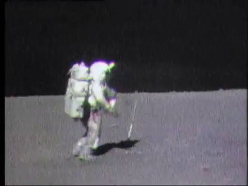 Laisser tomber un marteau sur la LUNE !! Astronaute Charles Duke - mission Apollo 16