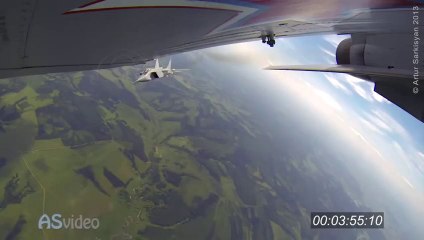 GoPro sur une aile d'avion qui passe le mur du son...