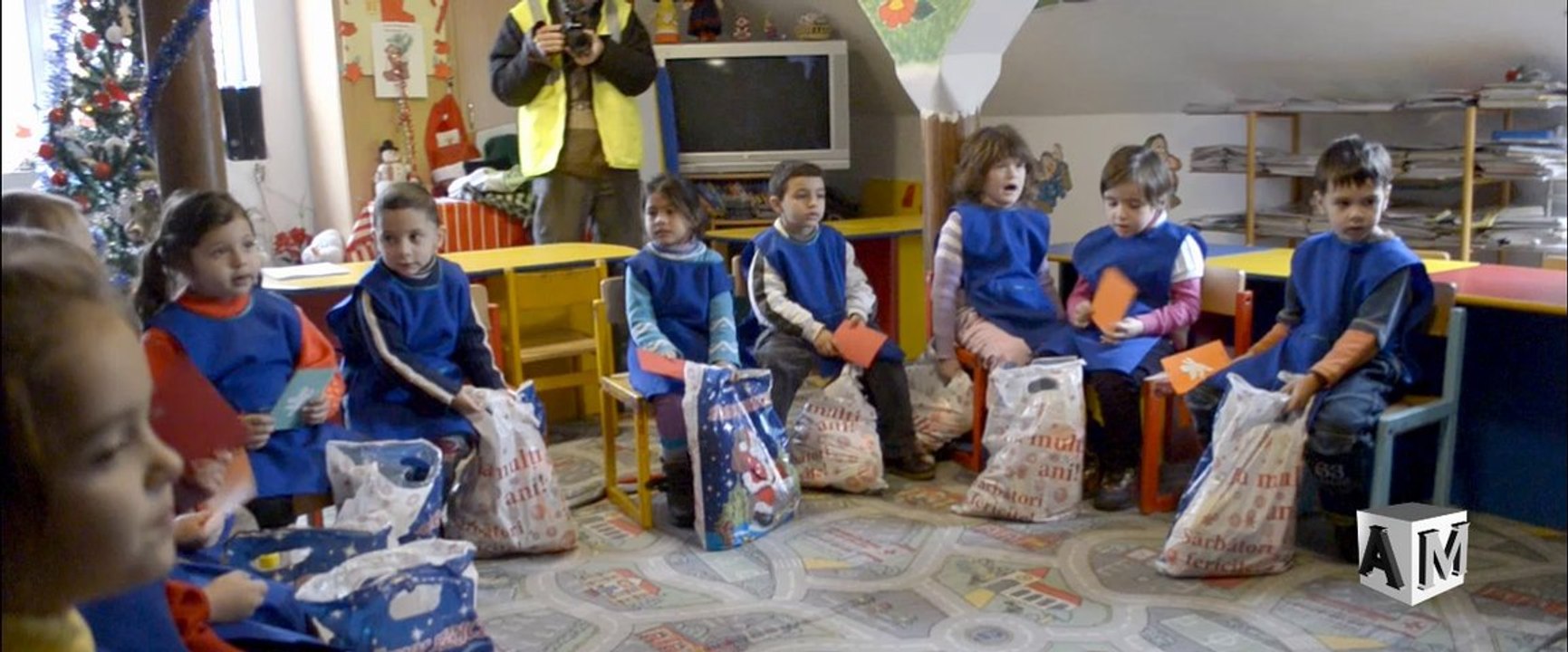 Reprezentanţii Companiei de Apă ARIEŞ, colindaţi de copiii de la grădiniţa socială