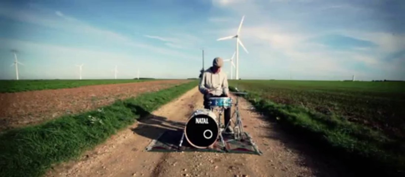 Wikidrummer, un batteur qui joue dans différents endroits pour avoir un son unique!