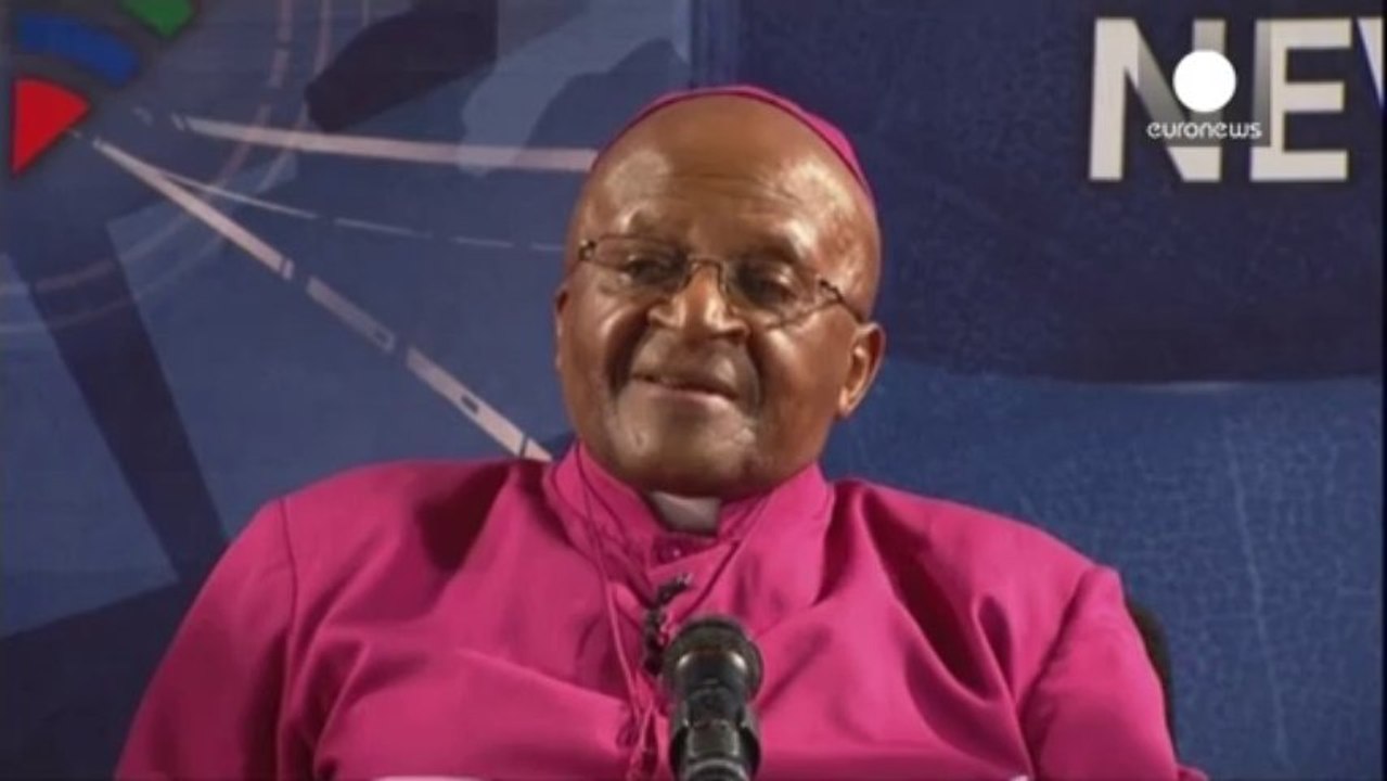 Desmond Tutu, bouleversé, se souvient de Mandela