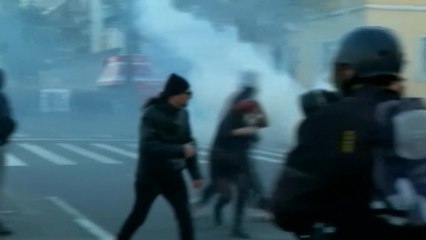 Télécharger la video: Greek police fire tear gas at student protesters