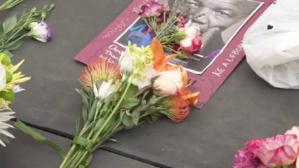 Johannesburg residents pay tribute at Mandela Square