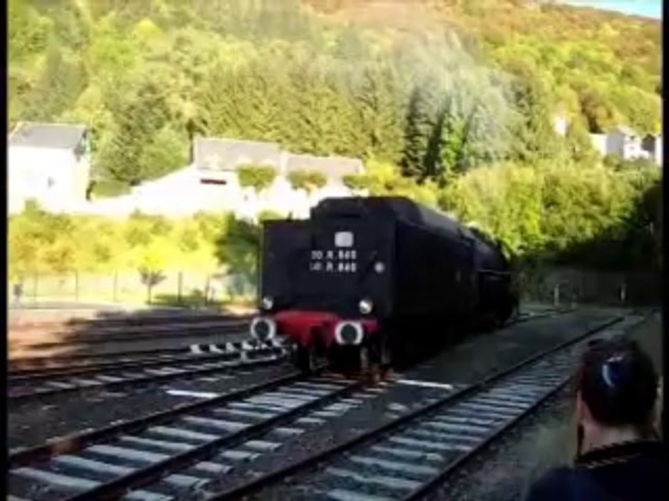 LOCOMOTIVE 141 R 840, SNCF, refoule vers le BV, gare de LE MONT-DORE.