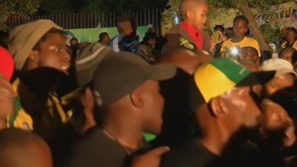 Mandela tributes go into night in Soweto