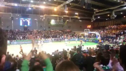 JSF, l'ambiance qui monte à Carpentier en fin de match