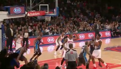 Melo拍走對手球後轉守為攻，手感火熱的Jr Smith不等隊友就投進一記3分球