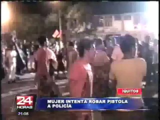 VIDEO: mujer intentó robar pistola a suboficial y fugar en mototaxi