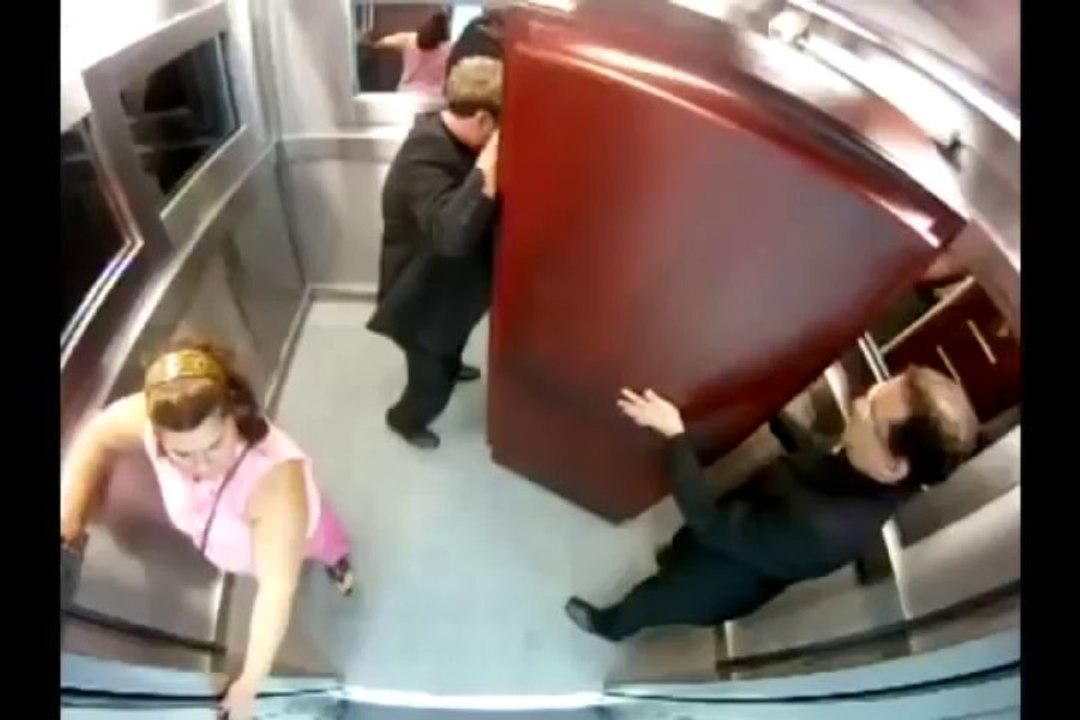 Un cercueil dans un ascenseur
