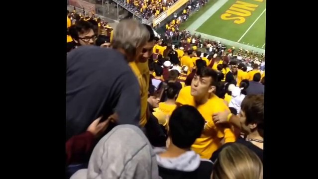 Coup de pied dans la tête d'un supporter de football US !?!