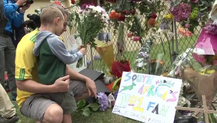 Tributes continue outside Mandela's Johannesburg home