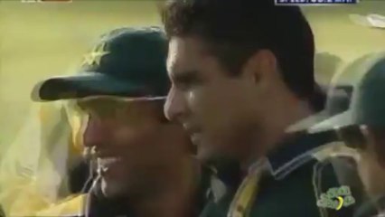 Waqar Younis Demolishing Aussies