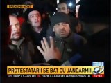 Piata Universitatii: Manifestantii solidari cu cei de la PUNGESTI s-au IMBRANCIT cu JANDARMII (Digi 24, A3)