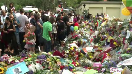 Devant la maison de Mandela, une foule d'anonymes rassemblée
