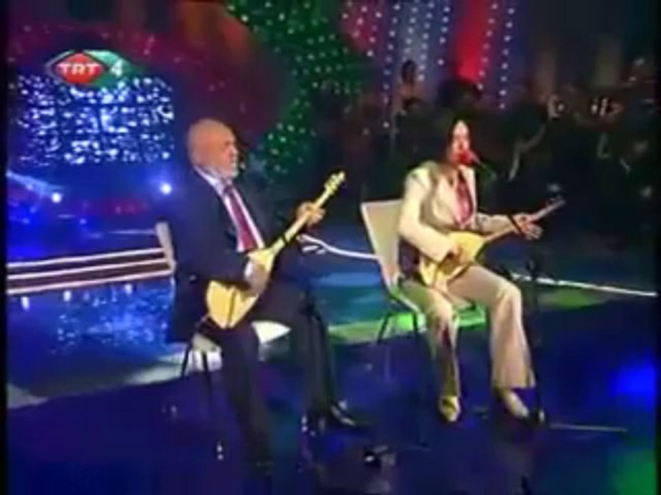 Musa Eroglu & Özlem Özdil -  Bugün dost yaralanmış