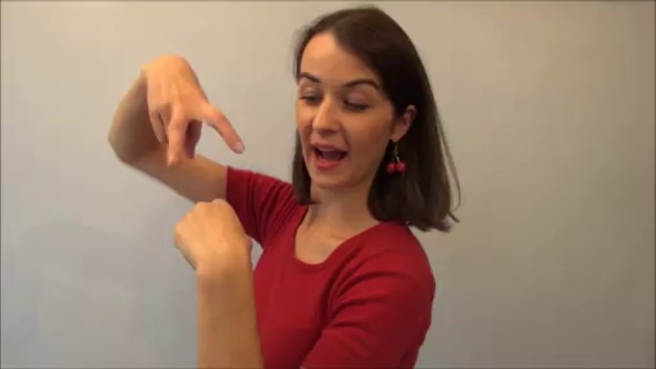 Un petit bonhomme assis sur une pomme