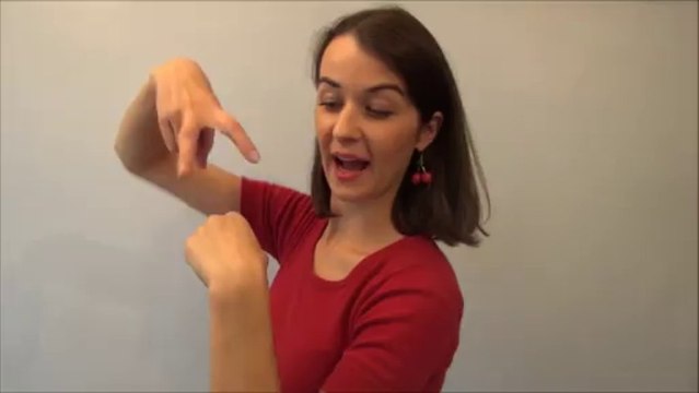 Un petit bonhomme assis sur une pomme