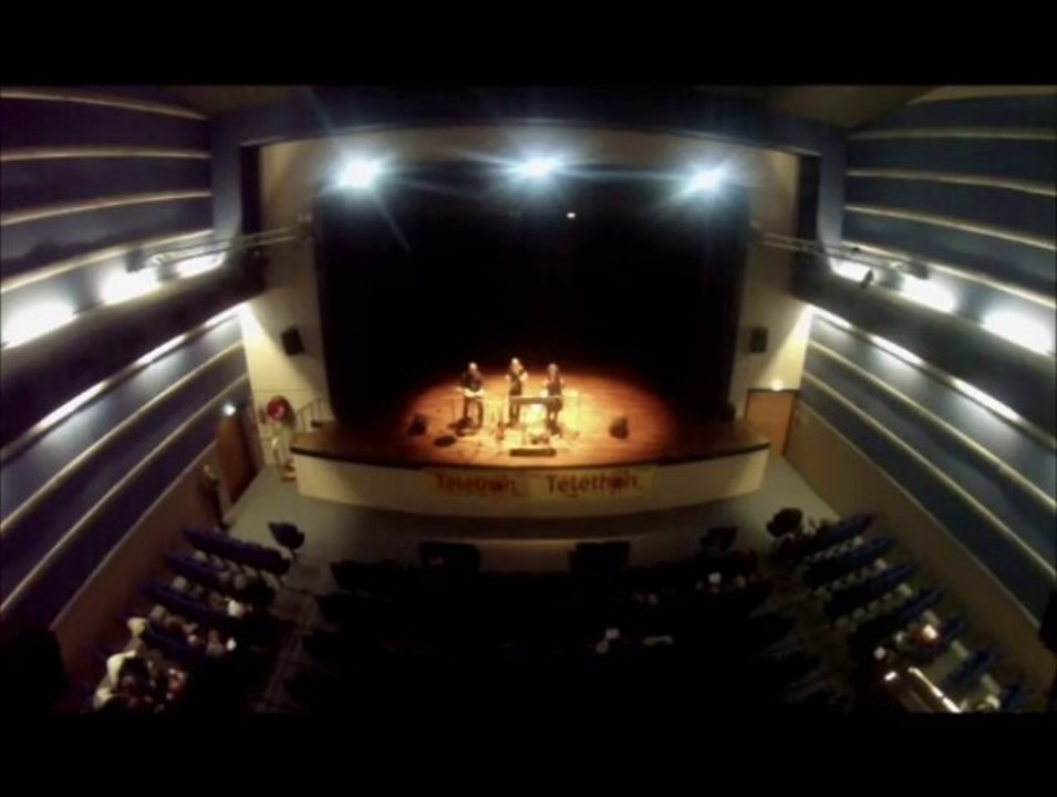 téléthon ruelle - je veux de Zaz transformé en ils veulent..chanté par le public