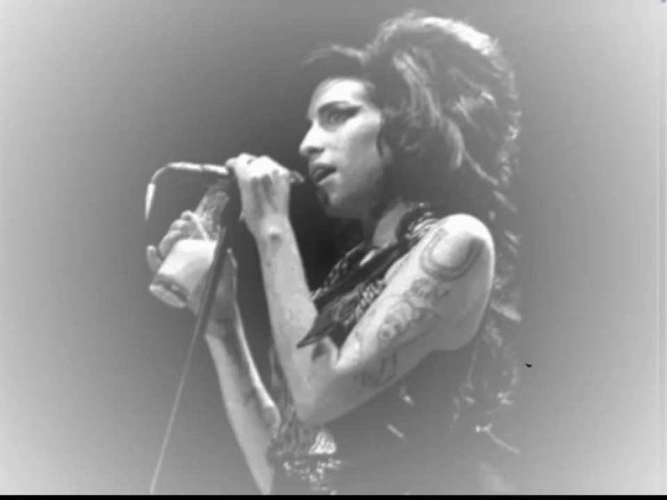 Amy Winehouse - I Saw Mommy Kissing Santa Claus