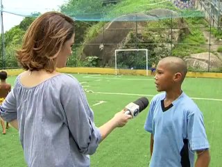 Ana Luiza Guimarães reportando de jeans