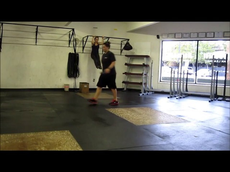 hCGChica doing Kipping Pullups!