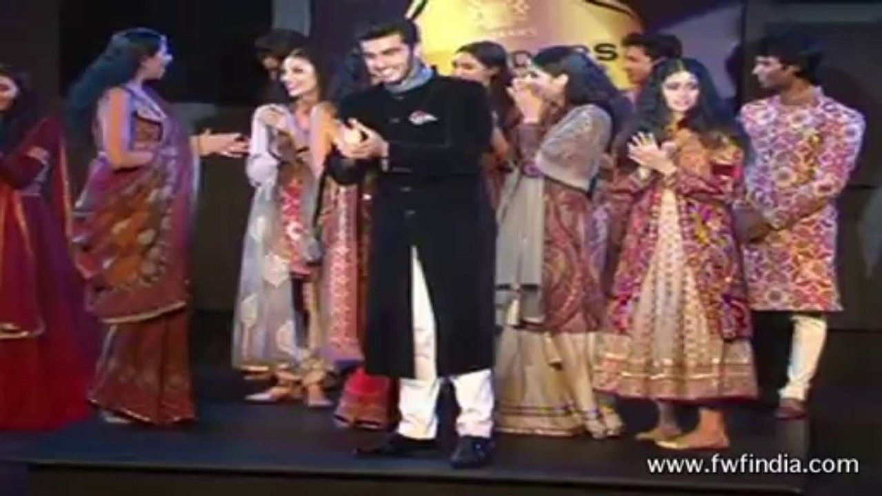 (Beat Bullet) Arjun Kapoor walks for JJ Valaya at the Blenders Pride Fashion Tour