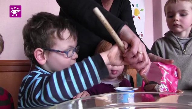 Téléthon 2013 : Fabrication d'un gâteau par des enfants à Rosporden (29)