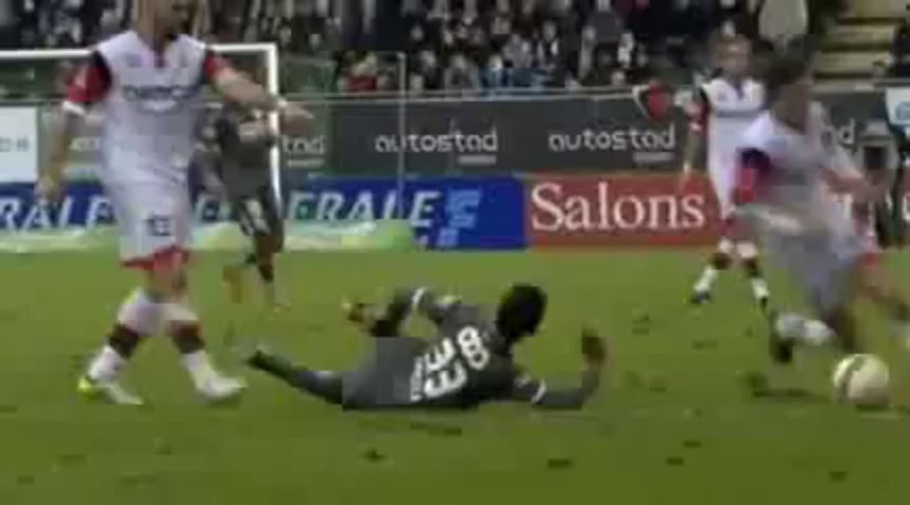 مهدي كارسيلا يتشاجر مع لاعب