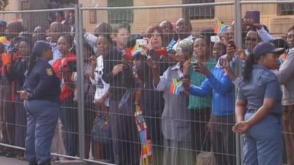 Emotional South Africans bid farewell to Mandela