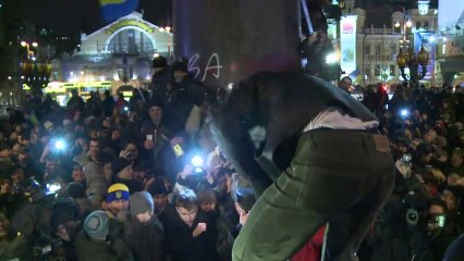Manifestantes derrubam estátua de Lênin em Kiev