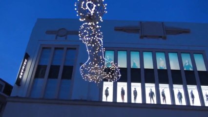 Don't piss off the guy who puts up the Christmas lights!