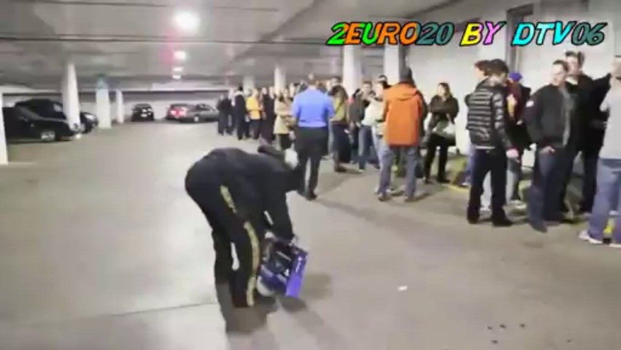 Il fracasse une Playstation 4 à sa sortie