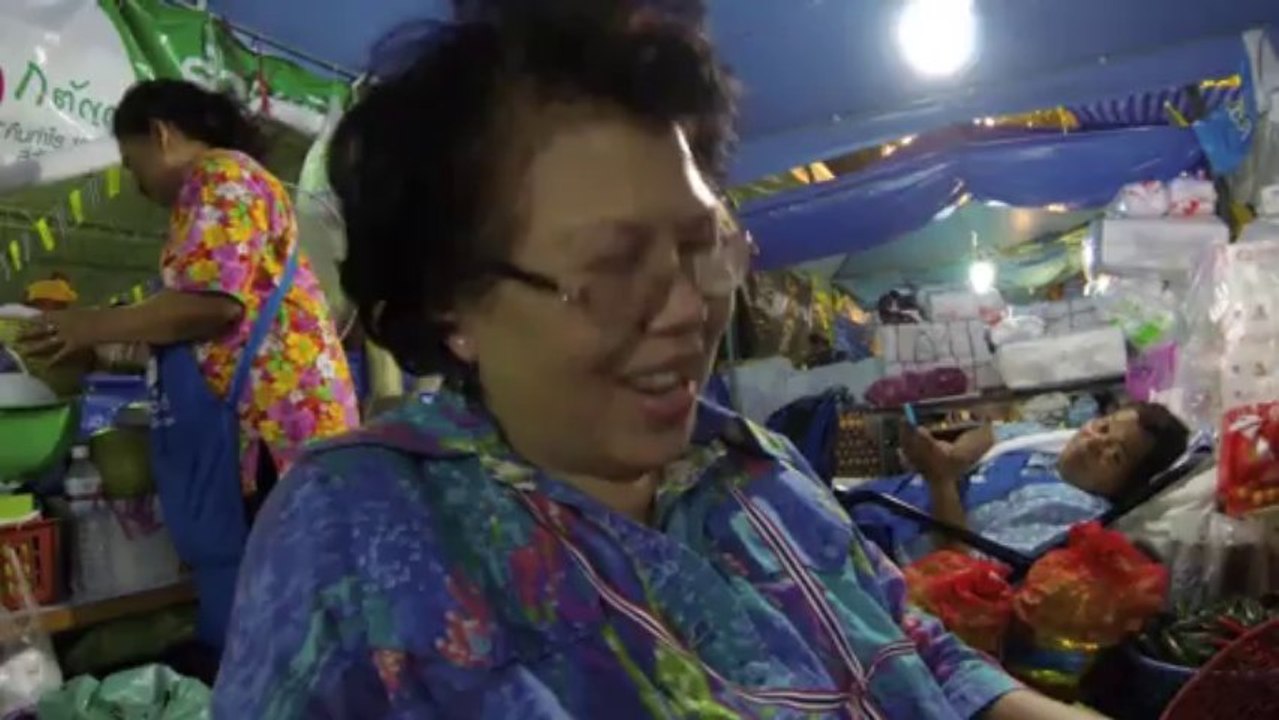 Bangkok (Thailande) 08:12:2013 L une des cantines des chemises jaunes a democratie monument