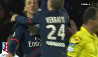 La rage d'Ibrahimovic sur l'arbitre après son coup franc