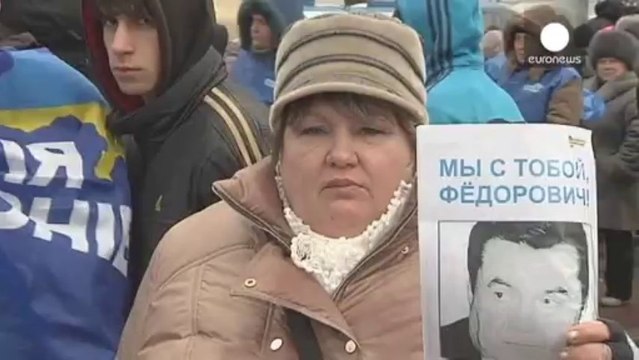 Ukraynalı muhalifler Lenin heykelini yıktı