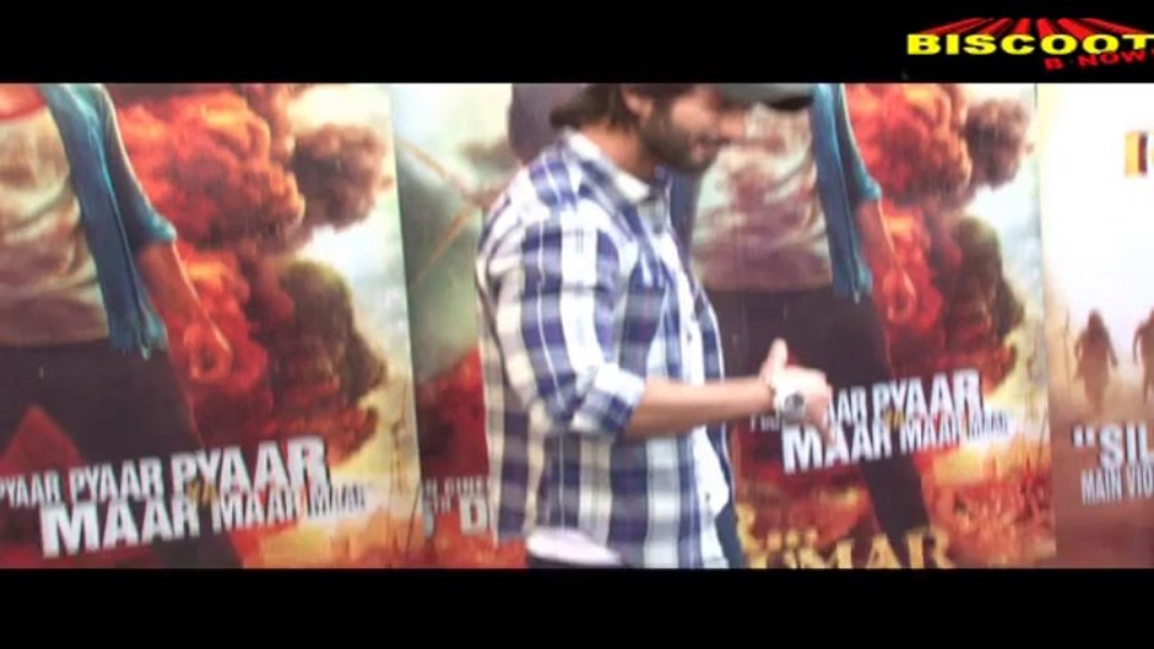 Shahid gets mobbed