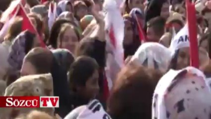 Скачать видео: Erdoğan'ın mitinginde saç başa kavga