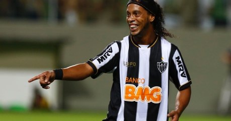 Ronaldinho s'offre un maître coup franc pour son retour !