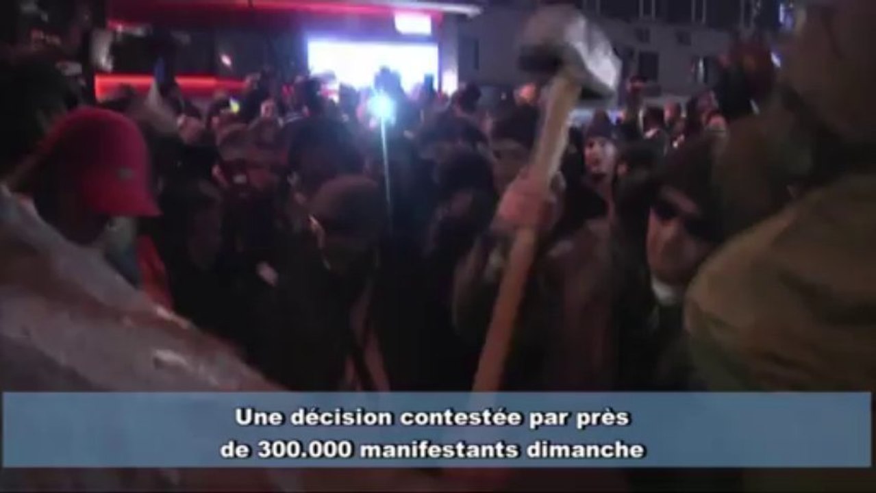 Une statue de Lénine renversée par la foule à Kiev