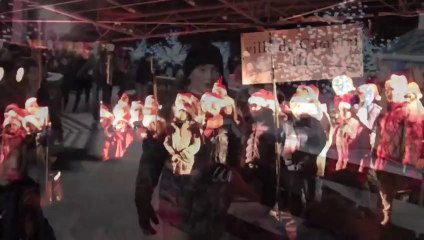 Saint Nicolas descend de l'hôtel de ville de Cambrai