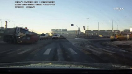 Rusya’da kum dolu kamyon devrildi